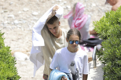 30.06 | Justin Bieber na praia em Saint-Jean-Cap-Ferrat, França
