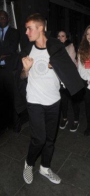 07.02 | Justin Bieber deixando o Restaurant Ours em Londres, Reino Unido