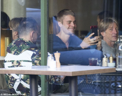 07.04 | Justin Bieber em uma lanchonete em Sydney, Austrália
