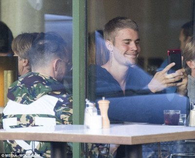 07.04 | Justin Bieber em uma lanchonete em Sydney, Austrália