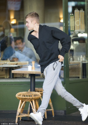 07.04 | Justin Bieber em uma lanchonete em Sydney, Austrália