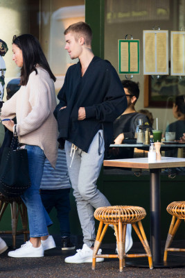 07.04 | Justin Bieber em uma lanchonete em Sydney, Austrália