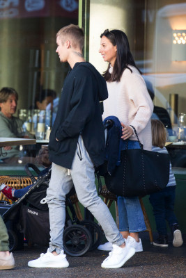 07.04 | Justin Bieber em uma lanchonete em Sydney, Austrália