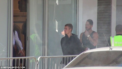 07.04 | Justin Bieber em uma lanchonete em Sydney, Austrália