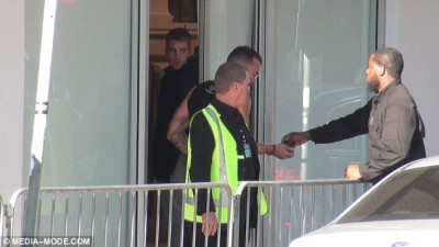 07.04 | Justin Bieber em uma lanchonete em Sydney, Austrália