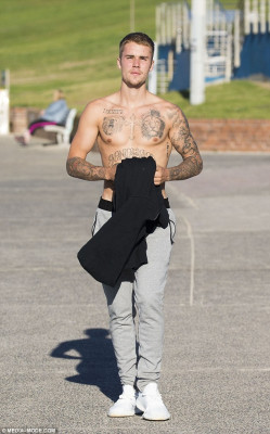 07.04 | Justin Bieber passeia na Bondi Beach em Sydney, Austrália