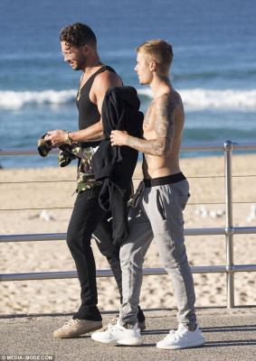 07.04 | Justin Bieber passeia na Bondi Beach em Sydney, Austrália