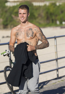 07.04 | Justin Bieber passeia na Bondi Beach em Sydney, Austrália