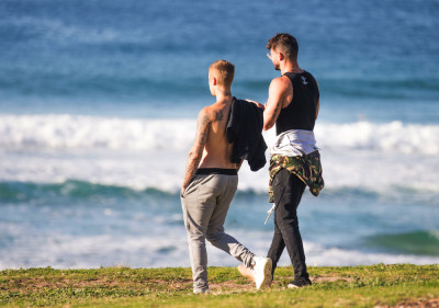 07.04 | Justin Bieber passeia na Bondi Beach em Sydney, Austrália
