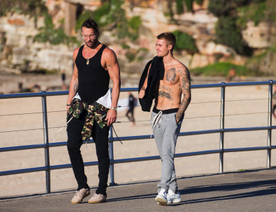 07.04 | Justin Bieber passeia na Bondi Beach em Sydney, Austrália