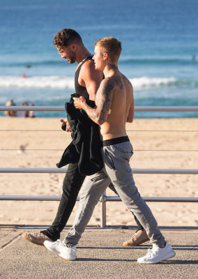 07.04 | Justin Bieber passeia na Bondi Beach em Sydney, Austrália