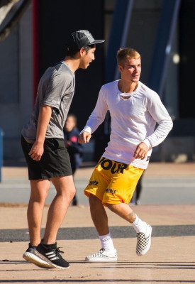 07.04 | Justin Bieber jogando basquete no Sydney Olympic Park em Sydney, Austrália