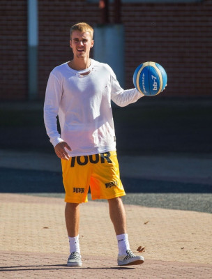 07.04 | Justin Bieber jogando basquete no Sydney Olympic Park em Sydney, Austrália