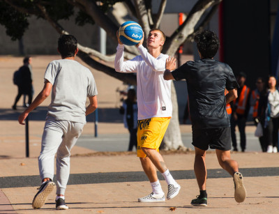07.04 | Justin Bieber jogando basquete no Sydney Olympic Park em Sydney, Austrália
