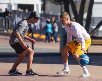 07.04 | Justin Bieber jogando basquete no Sydney Olympic Park em Sydney, Austrália