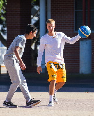 07.04 | Justin Bieber jogando basquete no Sydney Olympic Park em Sydney, Austrália