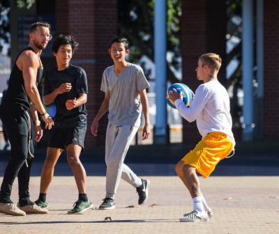 07.04 | Justin Bieber jogando basquete no Sydney Olympic Park em Sydney, Austrália