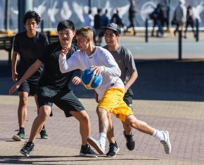 07.04 | Justin Bieber jogando basquete no Sydney Olympic Park em Sydney, Austrália