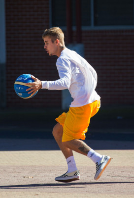 07.04 | Justin Bieber jogando basquete no Sydney Olympic Park em Sydney, Austrália