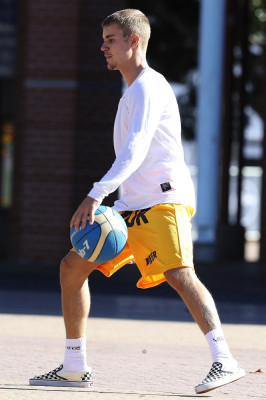 07.04 | Justin Bieber jogando basquete no Sydney Olympic Park em Sydney, Austrália