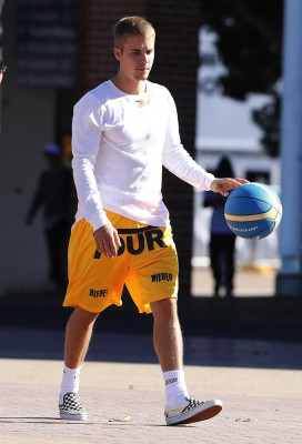 07.04 | Justin Bieber jogando basquete no Sydney Olympic Park em Sydney, Austrália