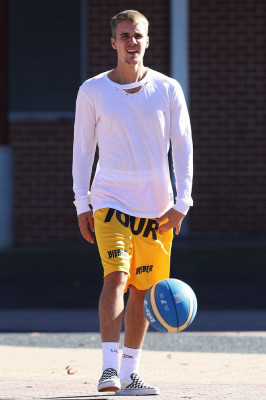 07.04 | Justin Bieber jogando basquete no Sydney Olympic Park em Sydney, Austrália