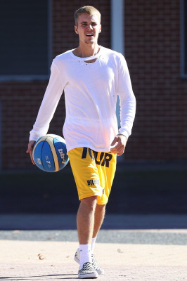 07.04 | Justin Bieber jogando basquete no Sydney Olympic Park em Sydney, Austrália