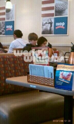12.08 | Justin Bieber e Selena Gomez no restaurante IHOP