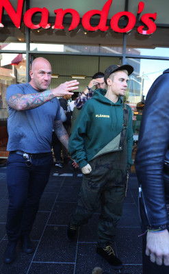 07.06 | Justin Bieber deixando o Nando’s em Sydney, Austrália