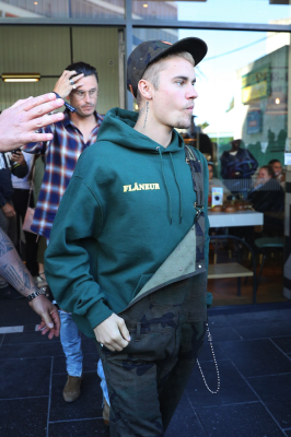 07.06 | Justin Bieber deixando o Nando’s em Sydney, Austrália