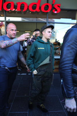 07.06 | Justin Bieber deixando o Nando’s em Sydney, Austrália