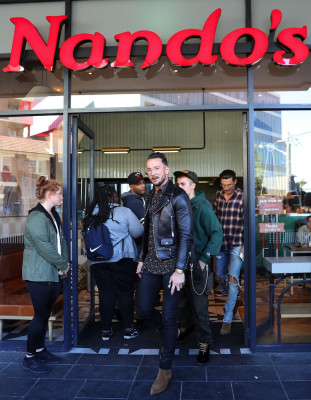 07.06 | Justin Bieber deixando o Nando’s em Sydney, Austrália