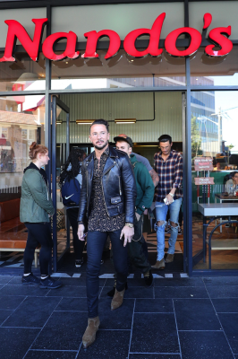 07.06 | Justin Bieber deixando o Nando’s em Sydney, Austrália