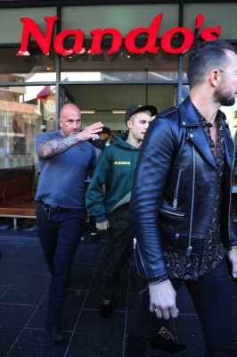 07.06 | Justin Bieber deixando o Nando’s em Sydney, Austrália