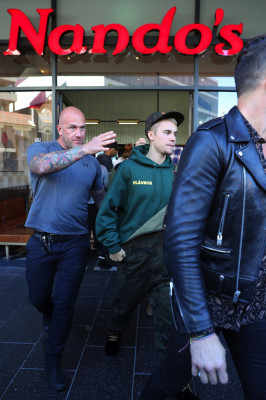 07.06 | Justin Bieber deixando o Nando’s em Sydney, Austrália