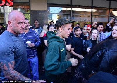 07.06 | Justin Bieber deixando o Nando’s em Sydney, Austrália