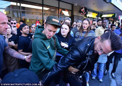 07.06 | Justin Bieber deixando o Nando’s em Sydney, Austrália