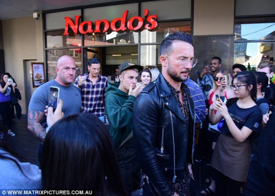 07.06 | Justin Bieber deixando o Nando’s em Sydney, Austrália