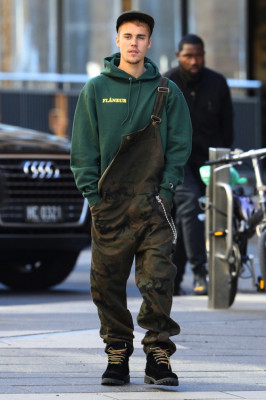 07.06 | Justin Bieber é fotografado pelas ruas em Sydney, Austrália