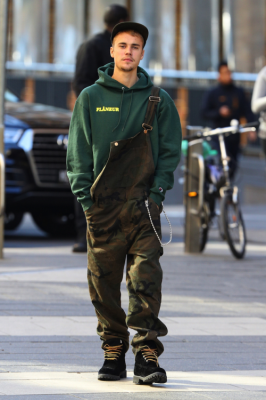 07.06 | Justin Bieber é fotografado pelas ruas em Sydney, Austrália