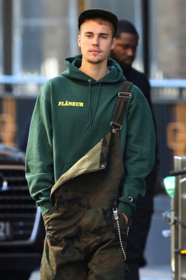 07.06 | Justin Bieber é fotografado pelas ruas em Sydney, Austrália