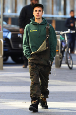 07.06 | Justin Bieber é fotografado pelas ruas em Sydney, Austrália