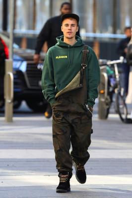 07.06 | Justin Bieber é fotografado pelas ruas em Sydney, Austrália