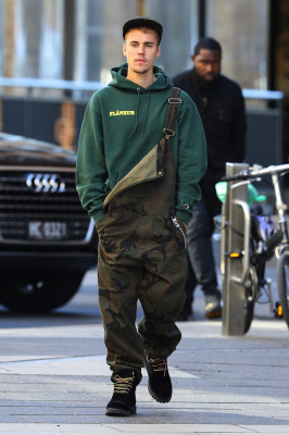 07.06 | Justin Bieber é fotografado pelas ruas em Sydney, Austrália