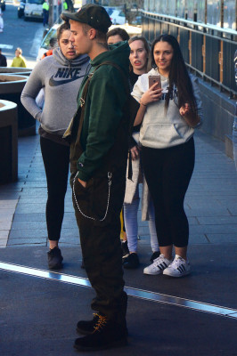 07.06 | Justin Bieber é fotografado pelas ruas em Sydney, Austrália