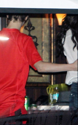 18.12 | Justin Bieber entrando no ônibus de sua turnê com Selena Gomez