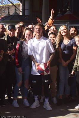 07.07 | Justin Bieber com fãs em Sydney, na Austrália
