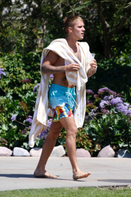 07.10 | Justin Bieber é fotografado em Laguna Beach, California