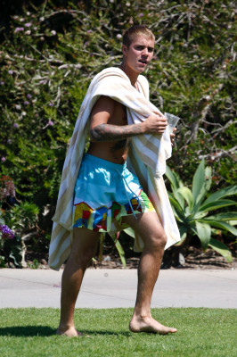 07.10 | Justin Bieber é fotografado em Laguna Beach, California