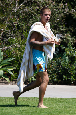 07.10 | Justin Bieber é fotografado em Laguna Beach, California